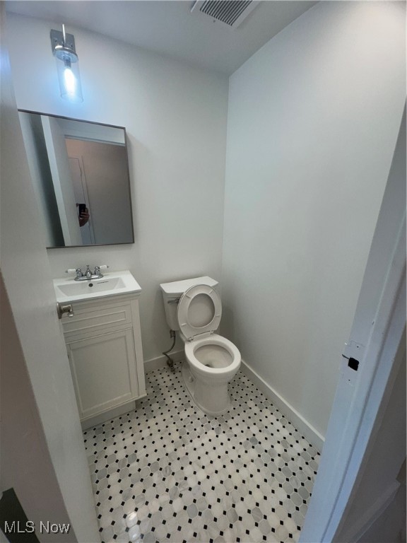 Bratenahl, Ohio, 44108, United States, 2 Bedrooms Bedrooms, ,3 BathroomsBathrooms,Residential,For Sale,1987332