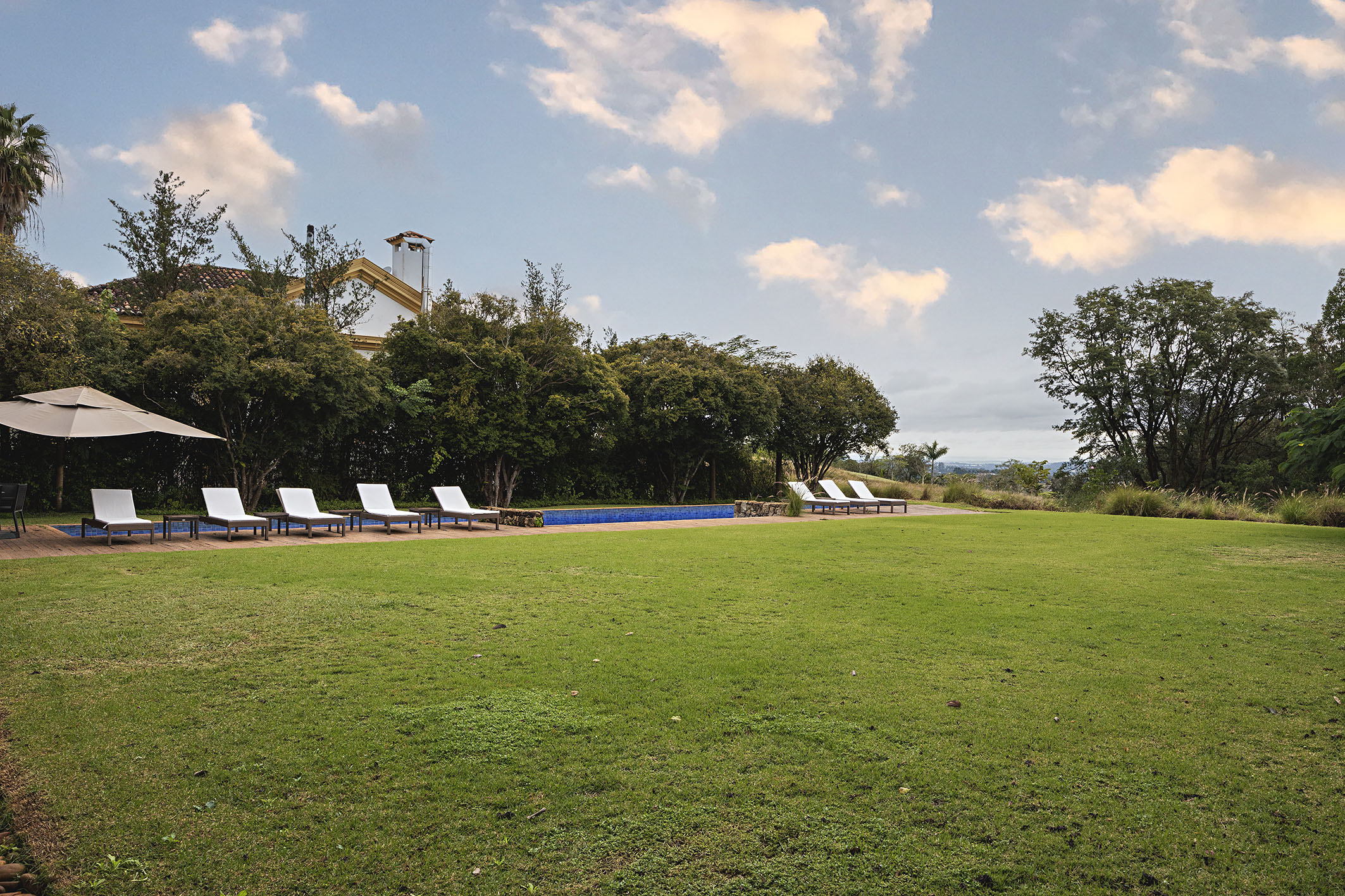  Farmhouse-Style Residence with Permanent Views of the Golf Course - 物件實景