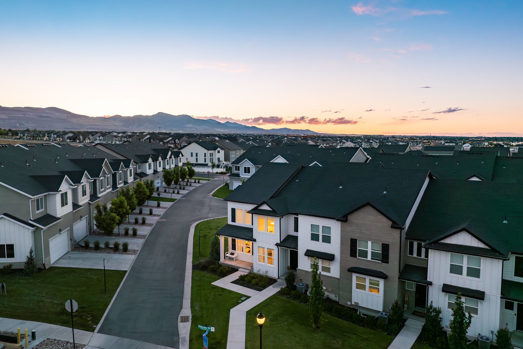  Stylish End-Unit Townhome - 物件實景