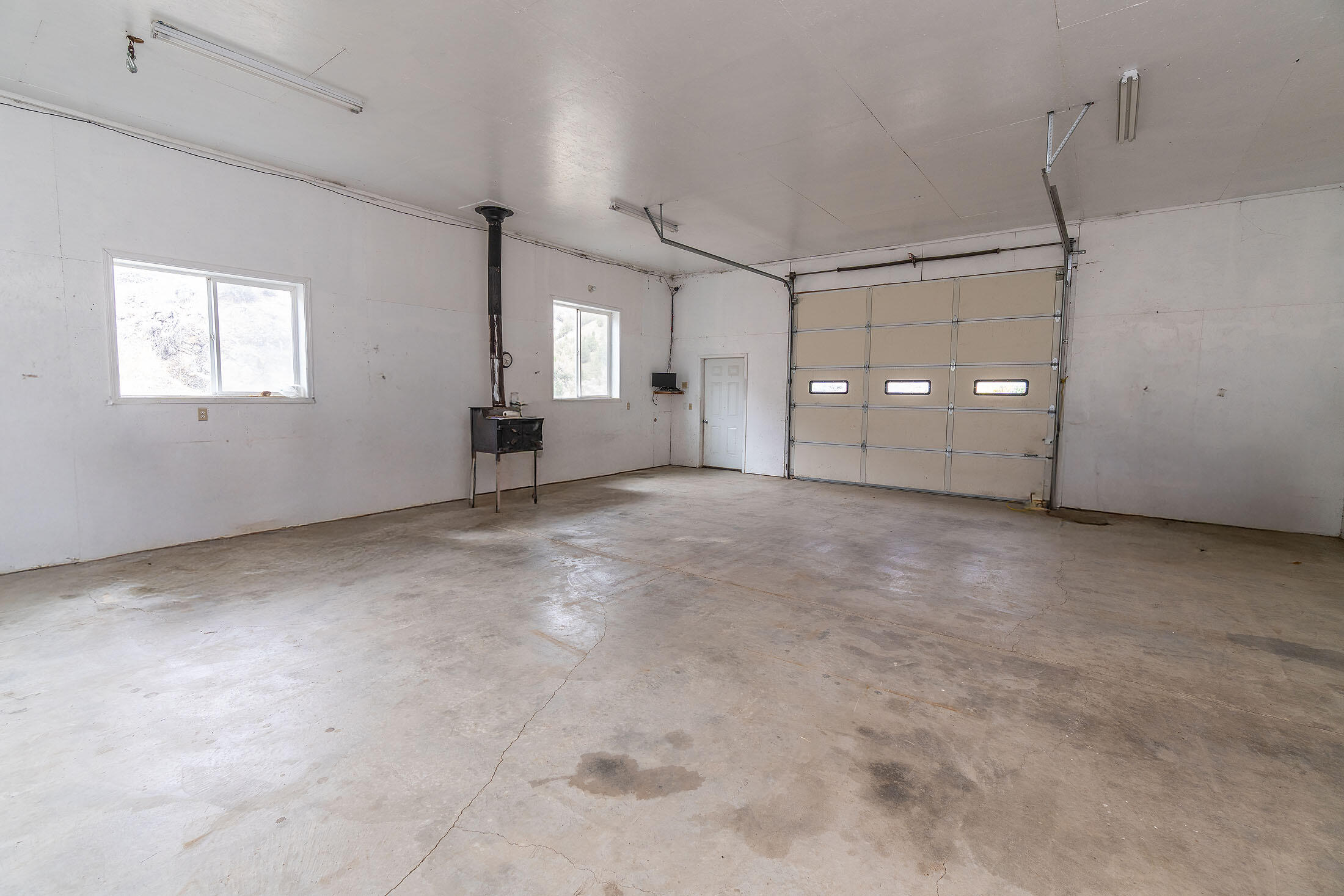 Mitchell, Oregon, 97750, United States, 3 Bedrooms Bedrooms, ,2 BathroomsBathrooms,Residential,For Sale,1965527