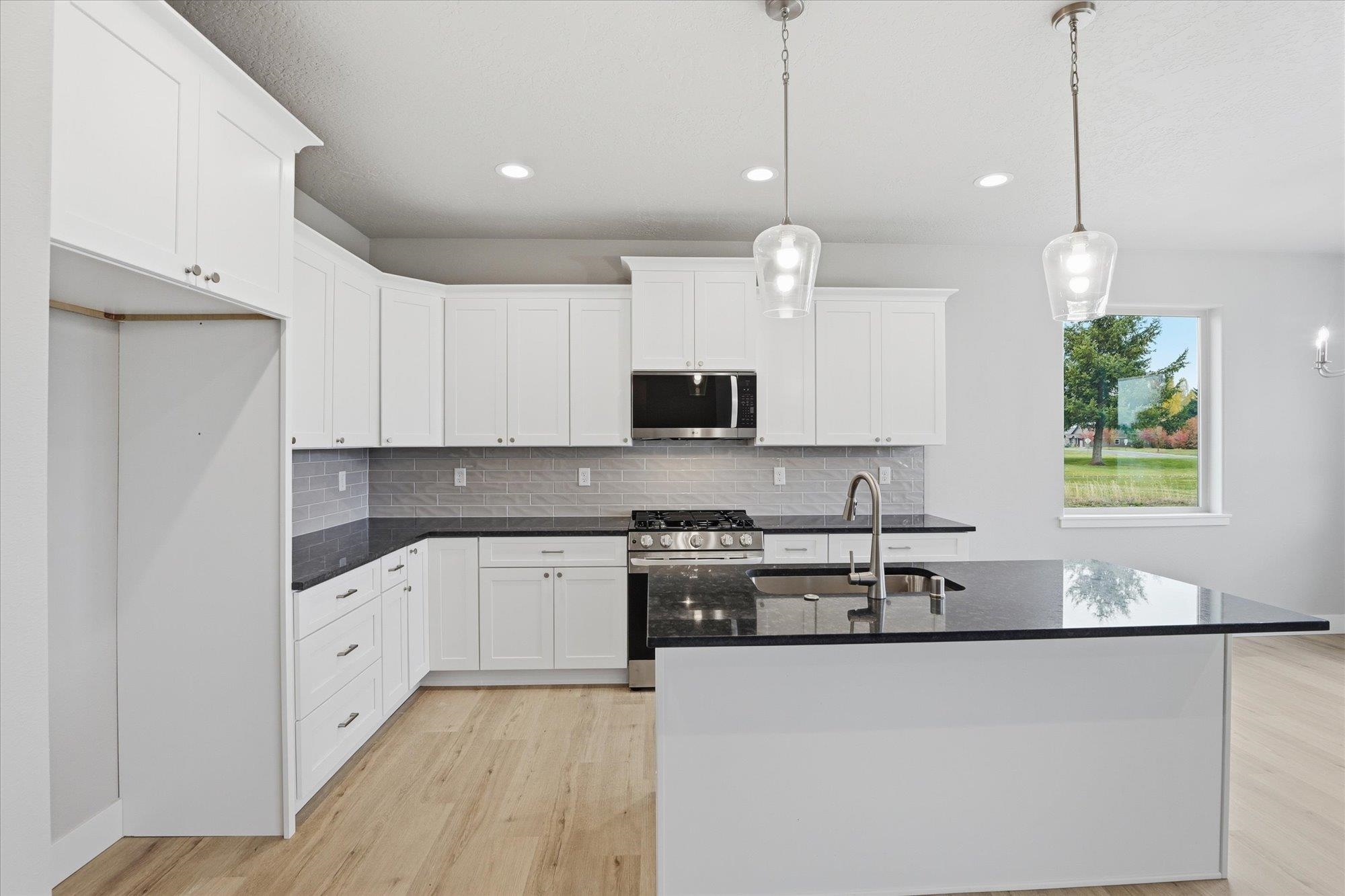 Deer Park, Washington, 99006, United States, 3 Bedrooms Bedrooms, ,2 BathroomsBathrooms,Residential,For Sale,1986419