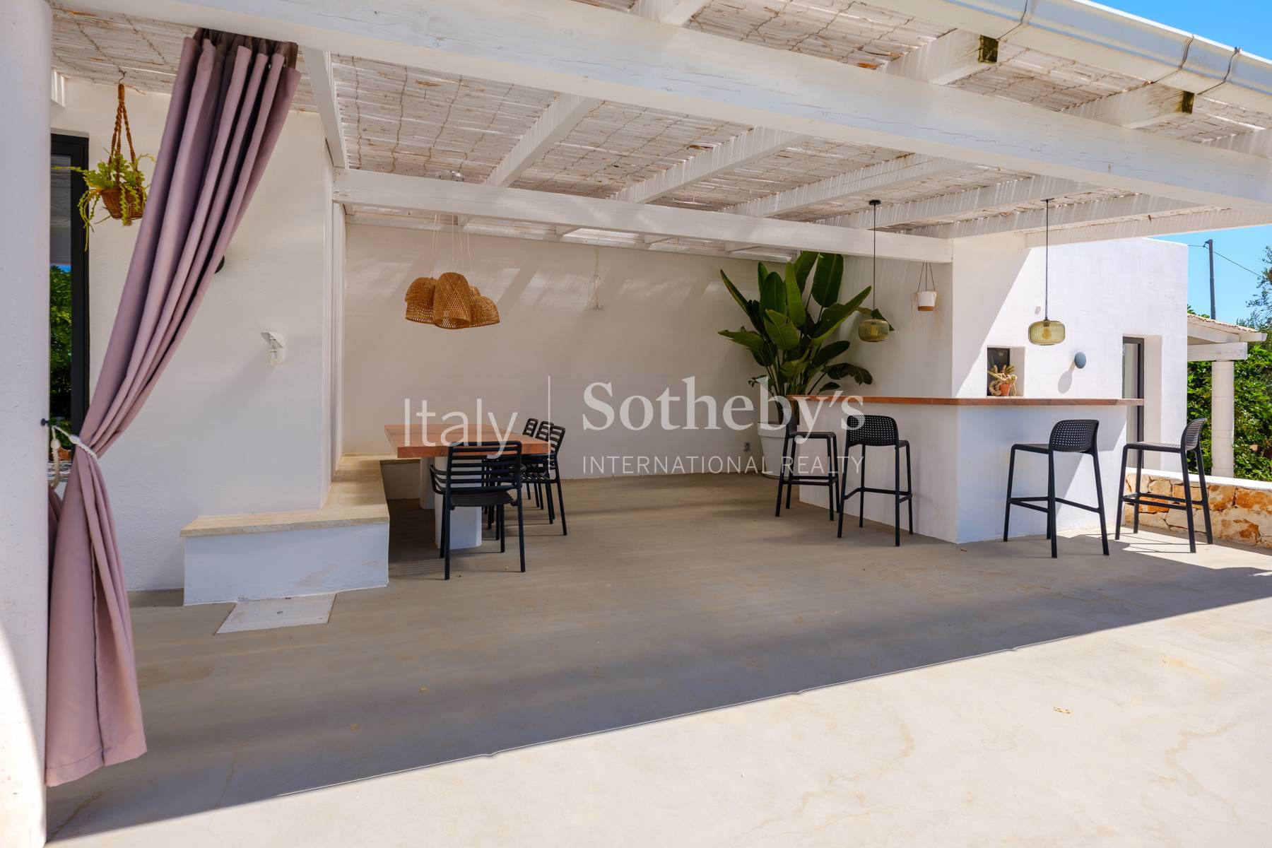  Authentic Trulli with Panoramic Ground in the Valle d