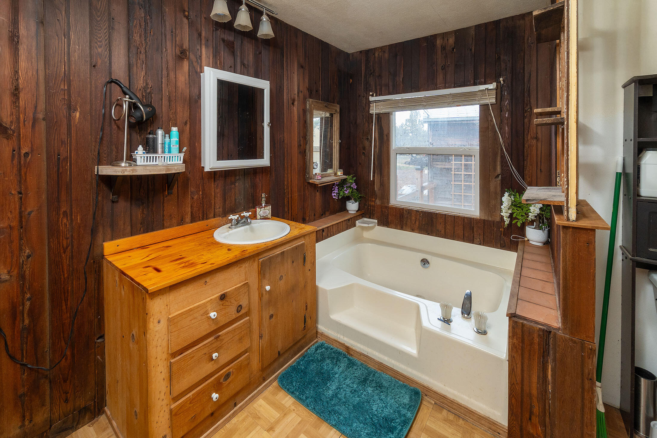 Redmond, Oregon, 97756, United States, 3 Bedrooms Bedrooms, ,2 BathroomsBathrooms,Residential,For Sale,1735905