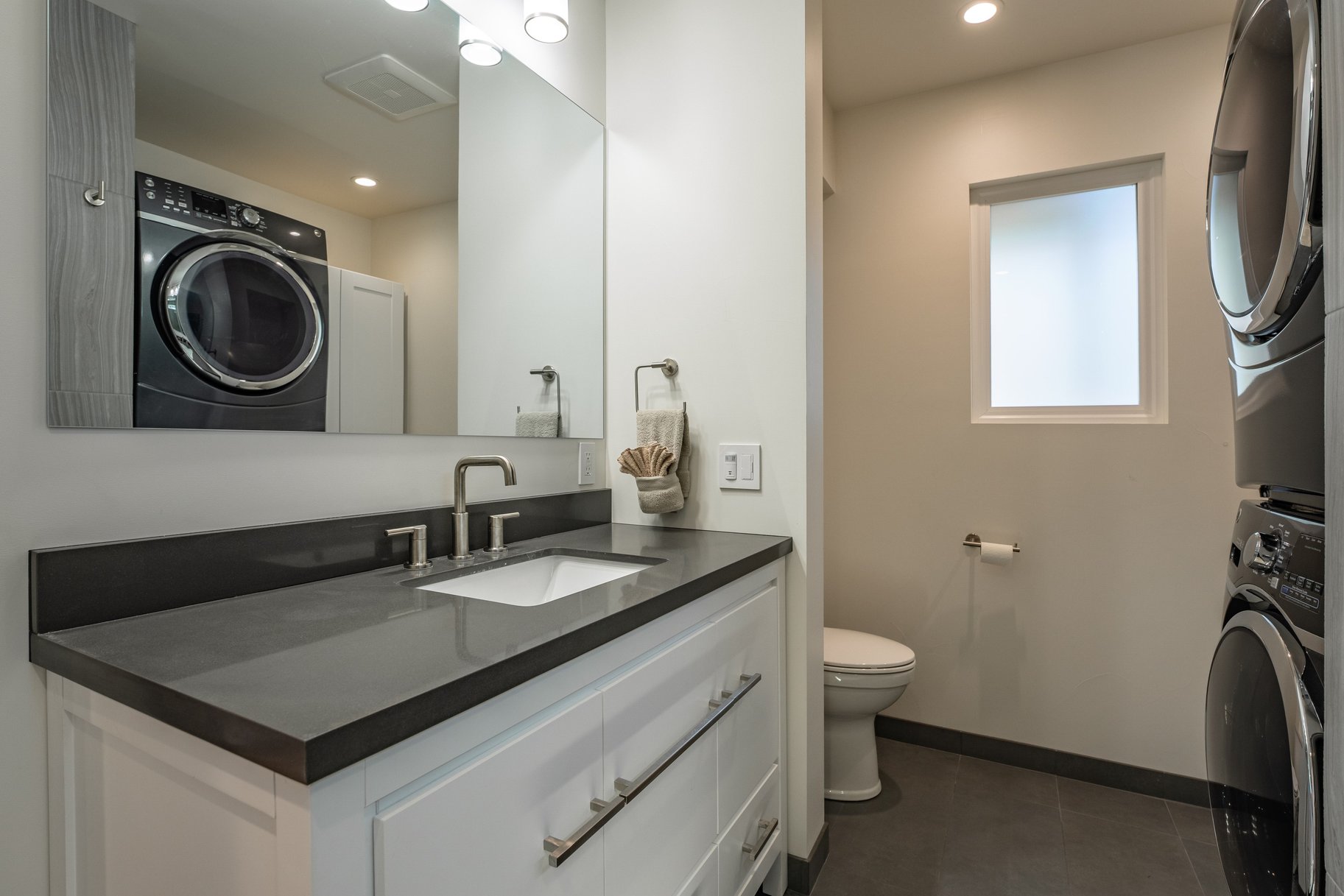  Loved and Cared For West Shore Home with Large Detached Garage and ADU Potential - 物件實景