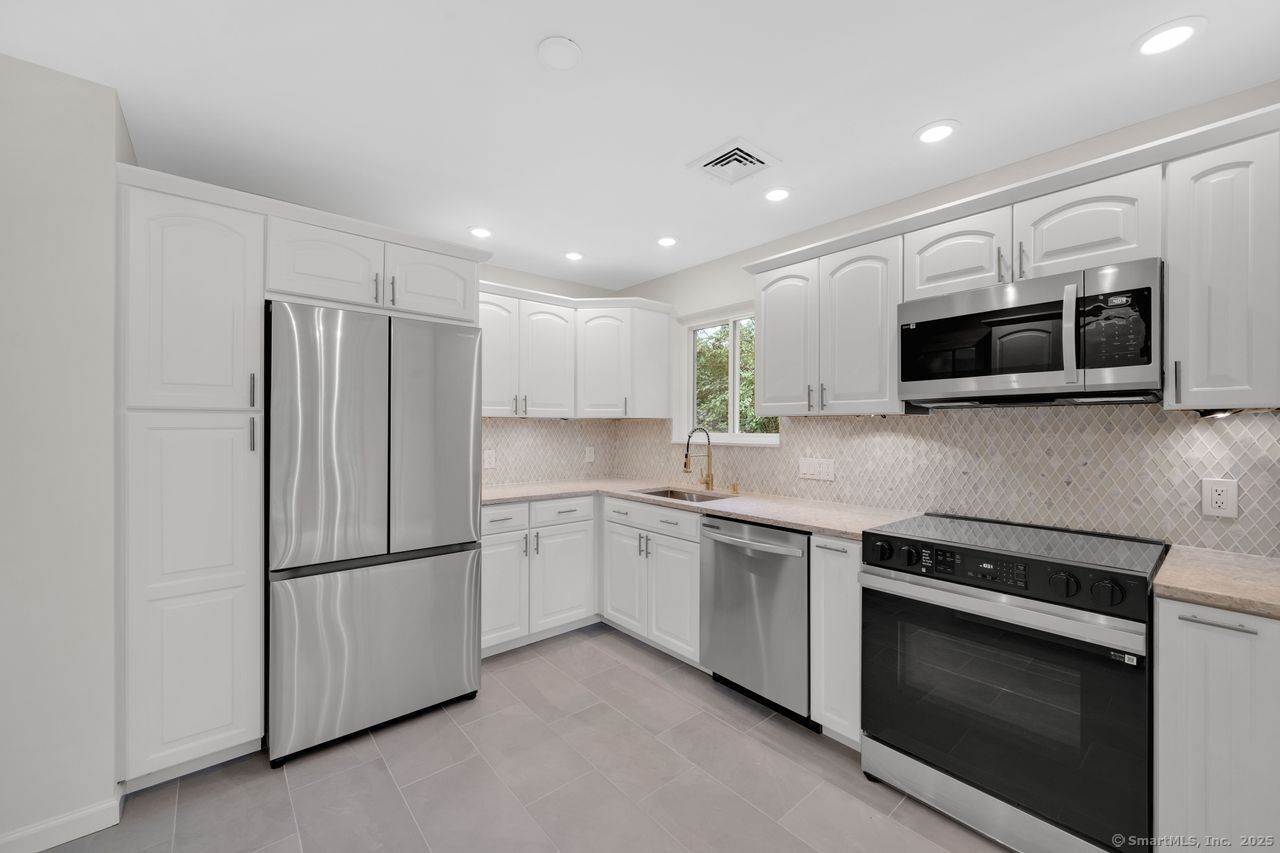 Milford, Connecticut, 06461, United States, 4 Bedrooms Bedrooms, ,3 BathroomsBathrooms,Residential,For Sale,1932741