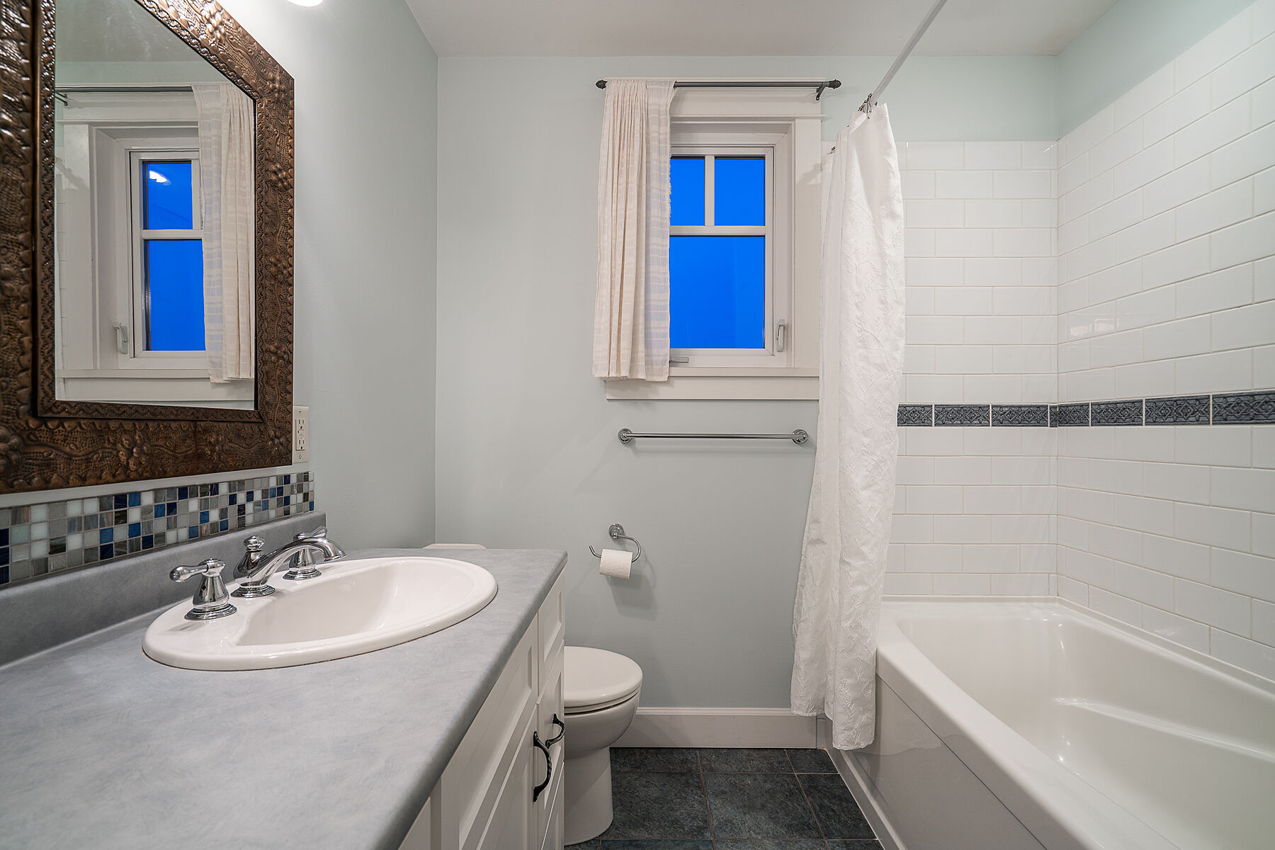  Ideal Dundarave Location - 物件實景