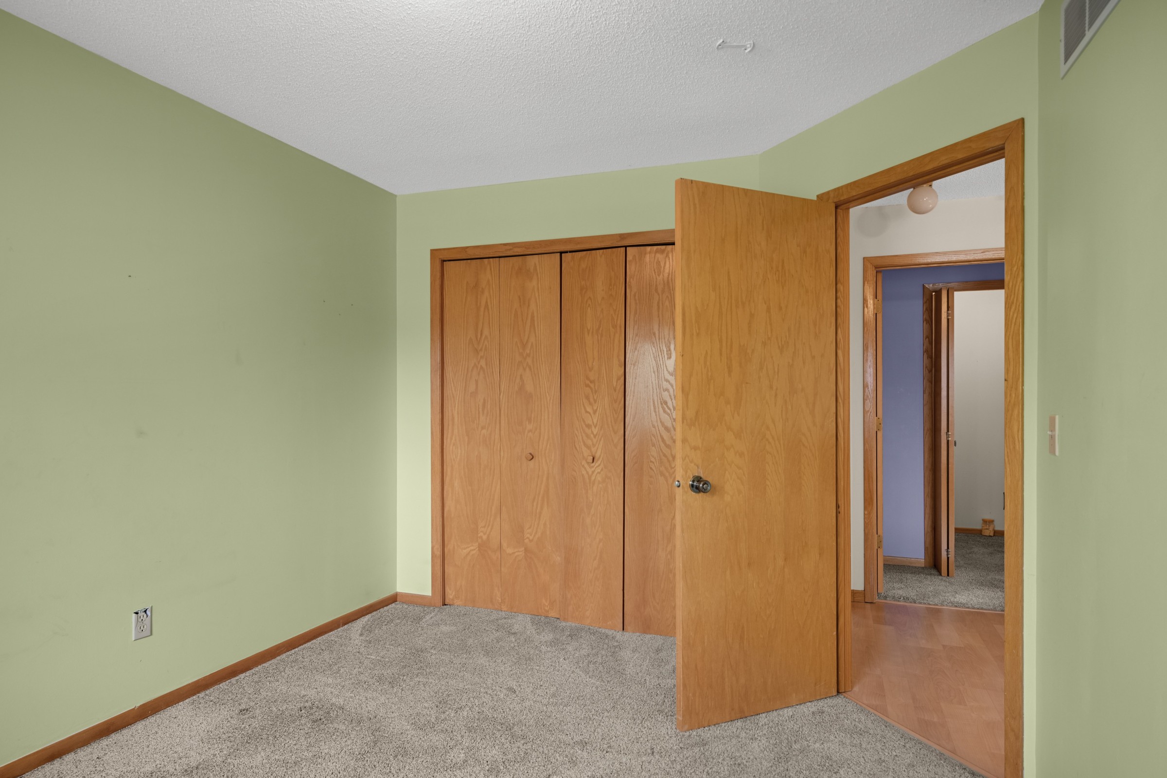  Sun-Filled End Unit in Prime Eagan Location - 物件實景