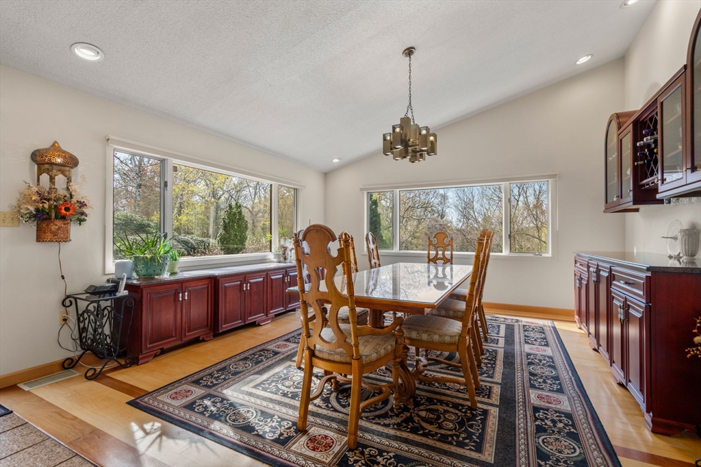 Dartmouth, Massachusetts, 02748, United States, 4 Bedrooms Bedrooms, ,5 BathroomsBathrooms,Residential,For Sale,1804172