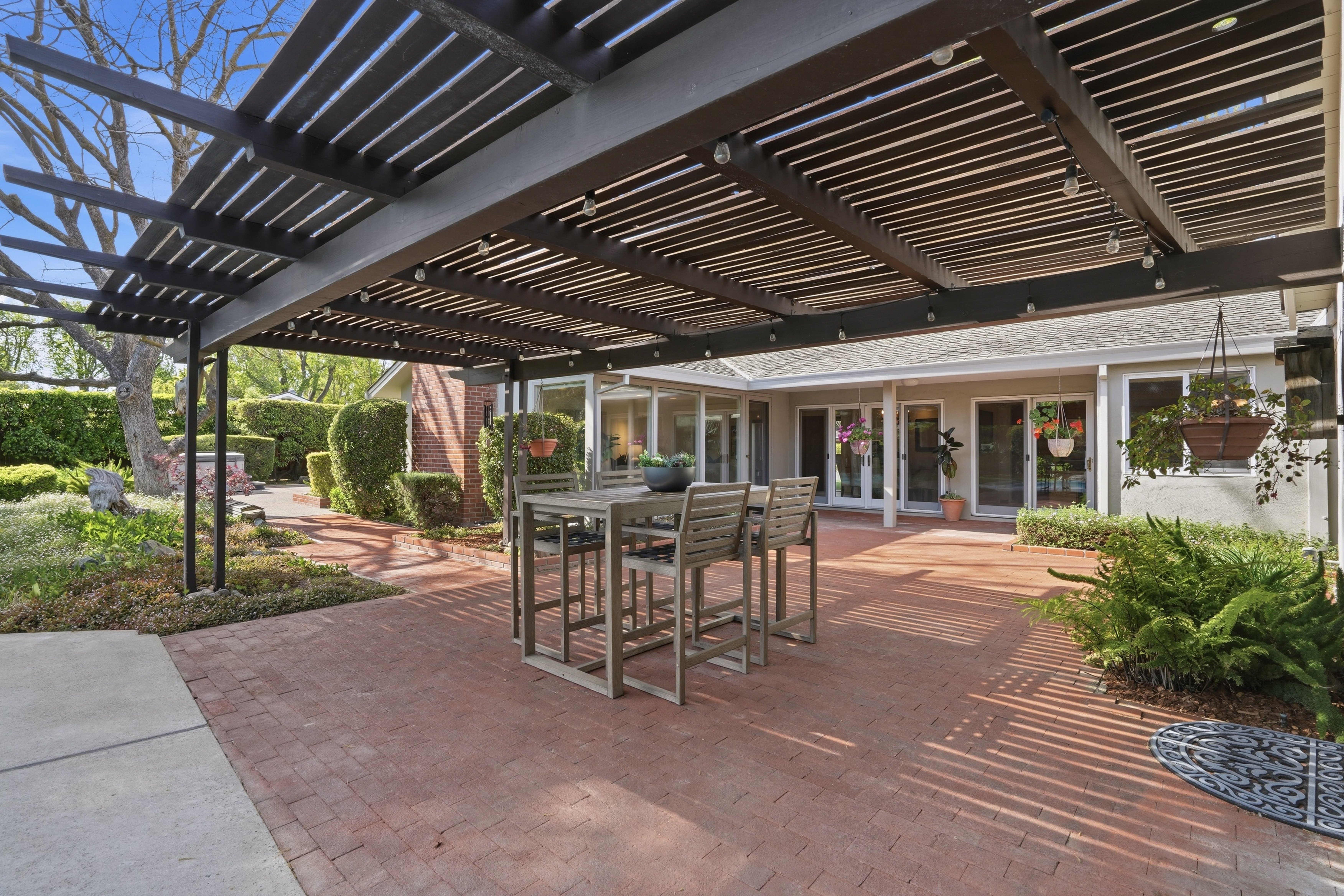  Single-Level Rancher in Coveted Neighborhood - 物件實景