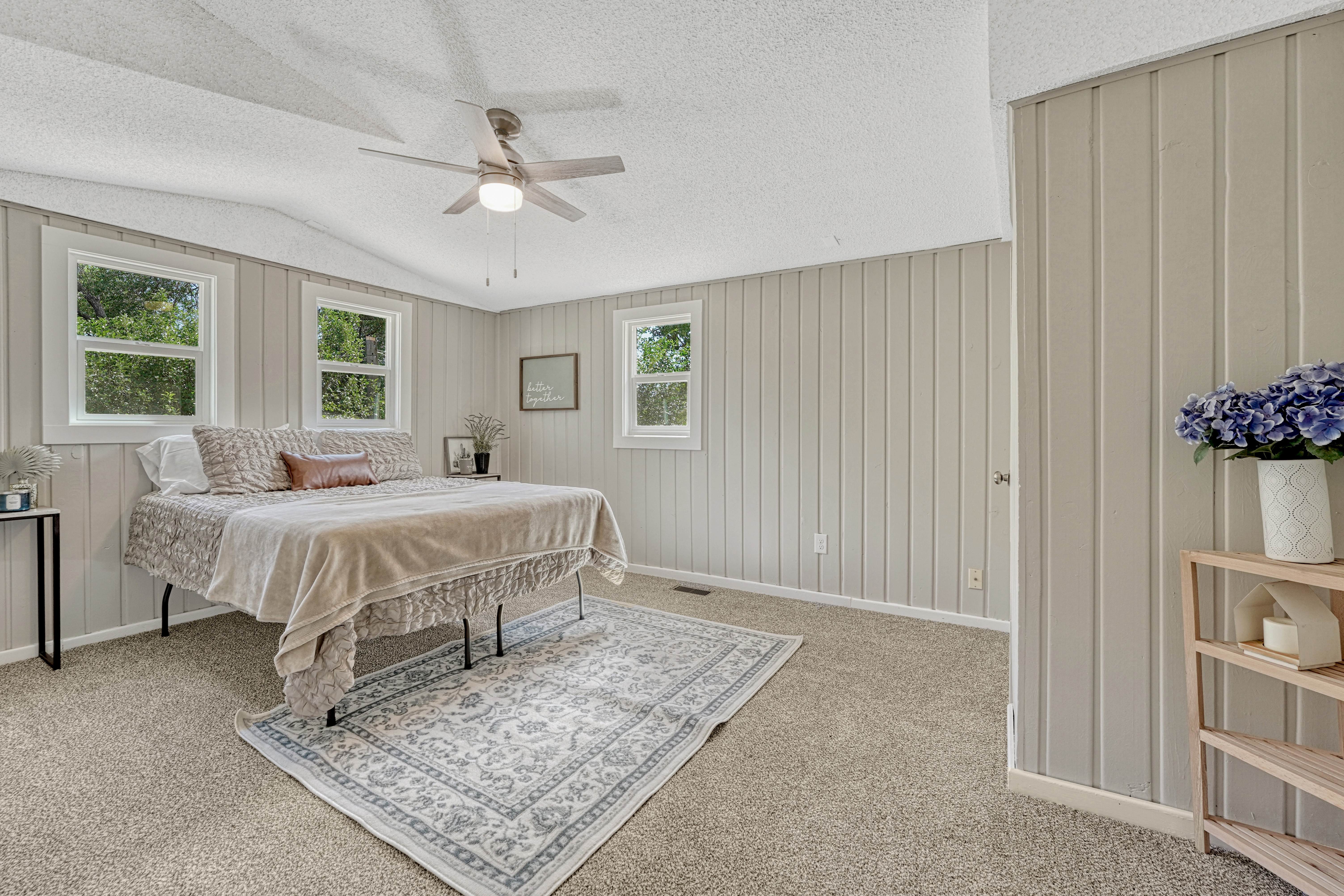  Welcome to This Beautifully Updated Home in Calvert Heights - 物件實景
