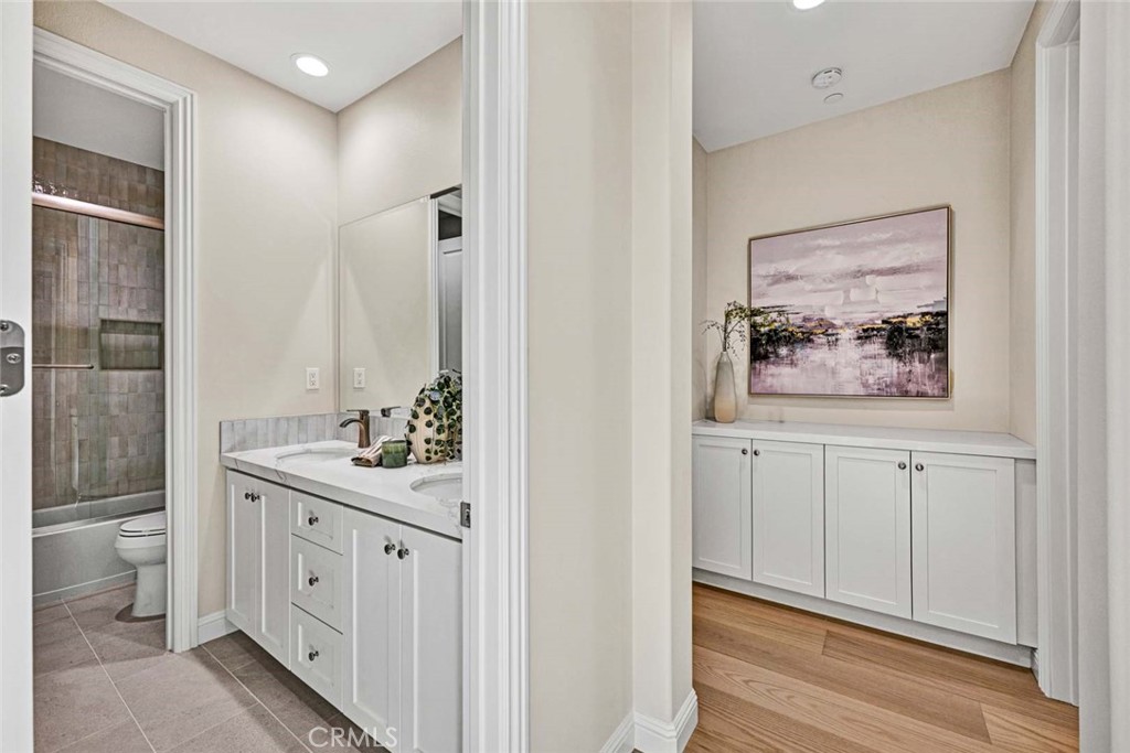 Lake Forest, California, 92630, United States, 4 Bedrooms Bedrooms, ,5 BathroomsBathrooms,Residential,For Sale,1988147