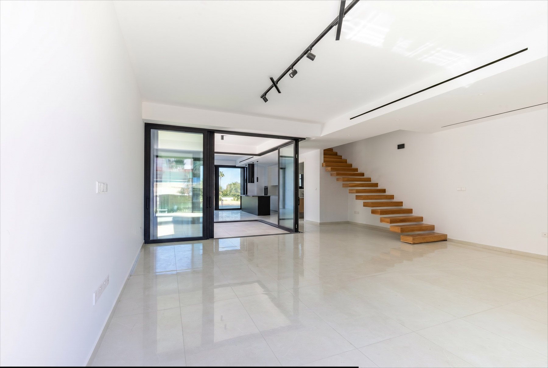  Three-Bedroom Villa with Rooftop Sea Views in a Gated Complex in Chlorakas - 物件實景