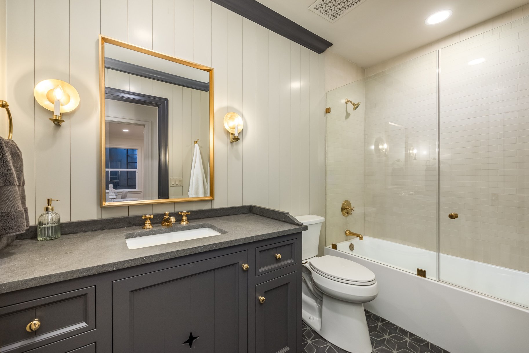  Timeless Colonial Charm Meets Refined Modern Luxury In This Storybook Retreat - 物件實景