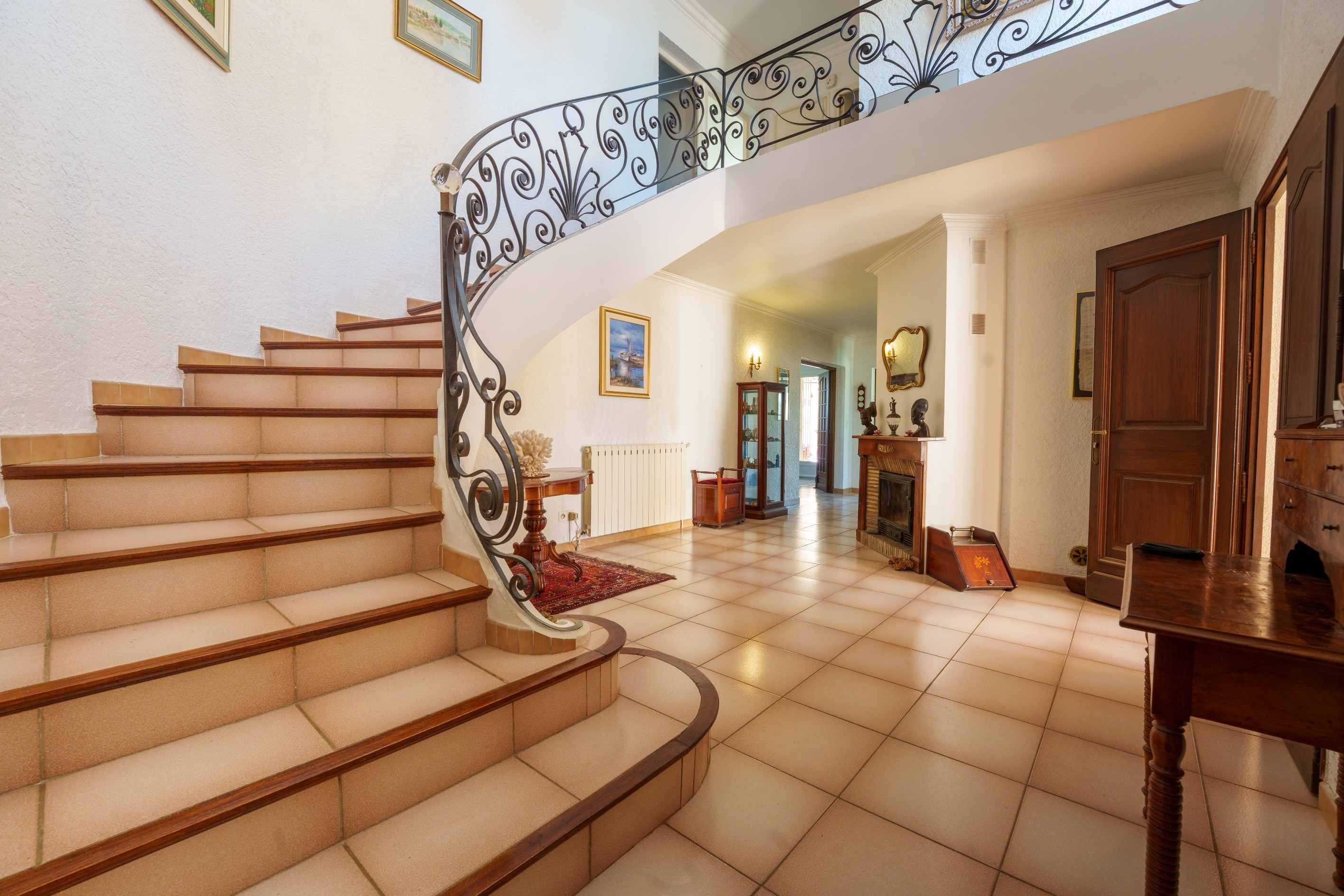  Family villa awaiting a new lease of life... - 物件實景