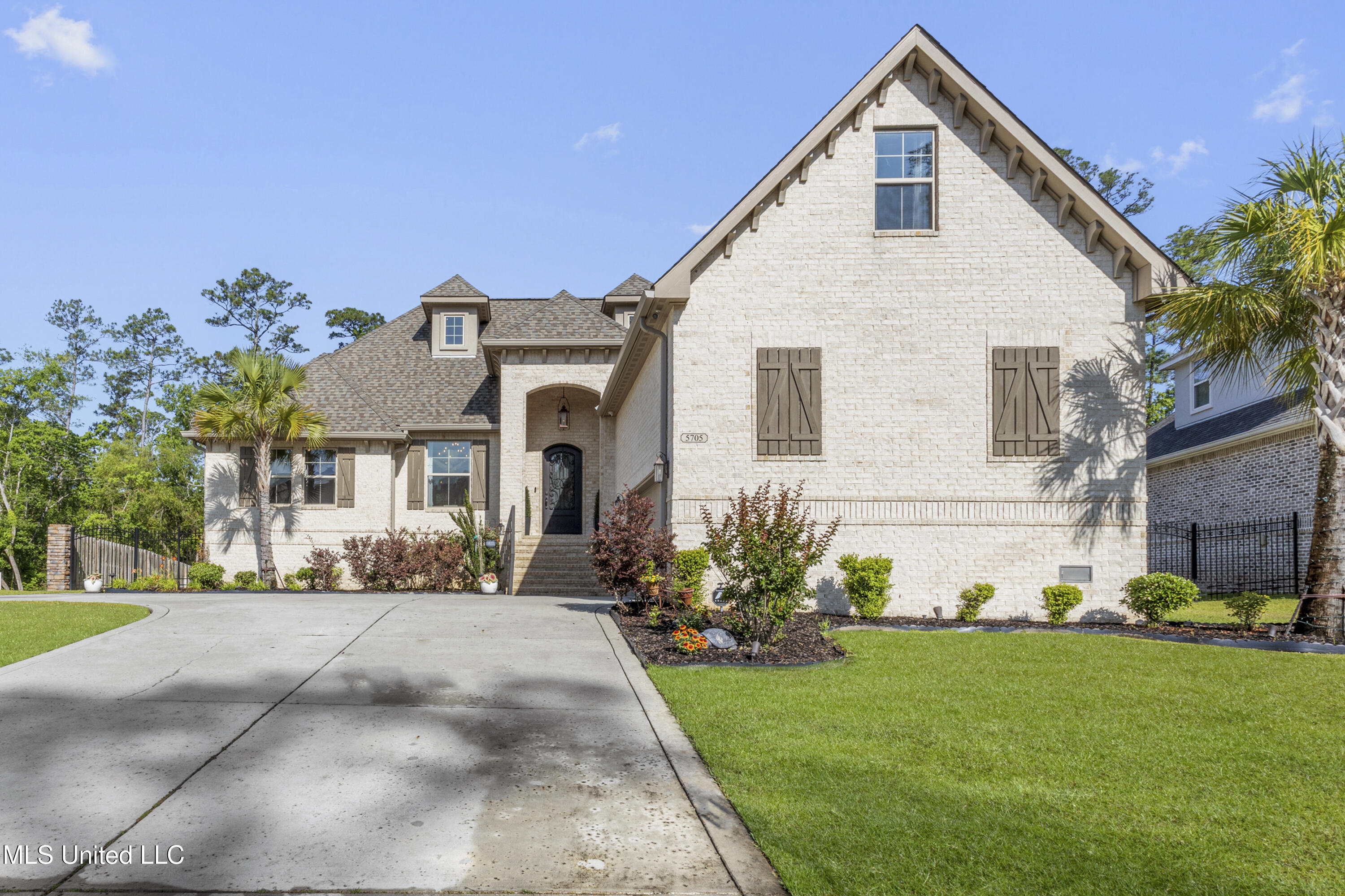 Ocean Springs, Mississippi, 39564, United States, 5 Bedrooms Bedrooms, ,3 BathroomsBathrooms,Residential,For Sale,1805037