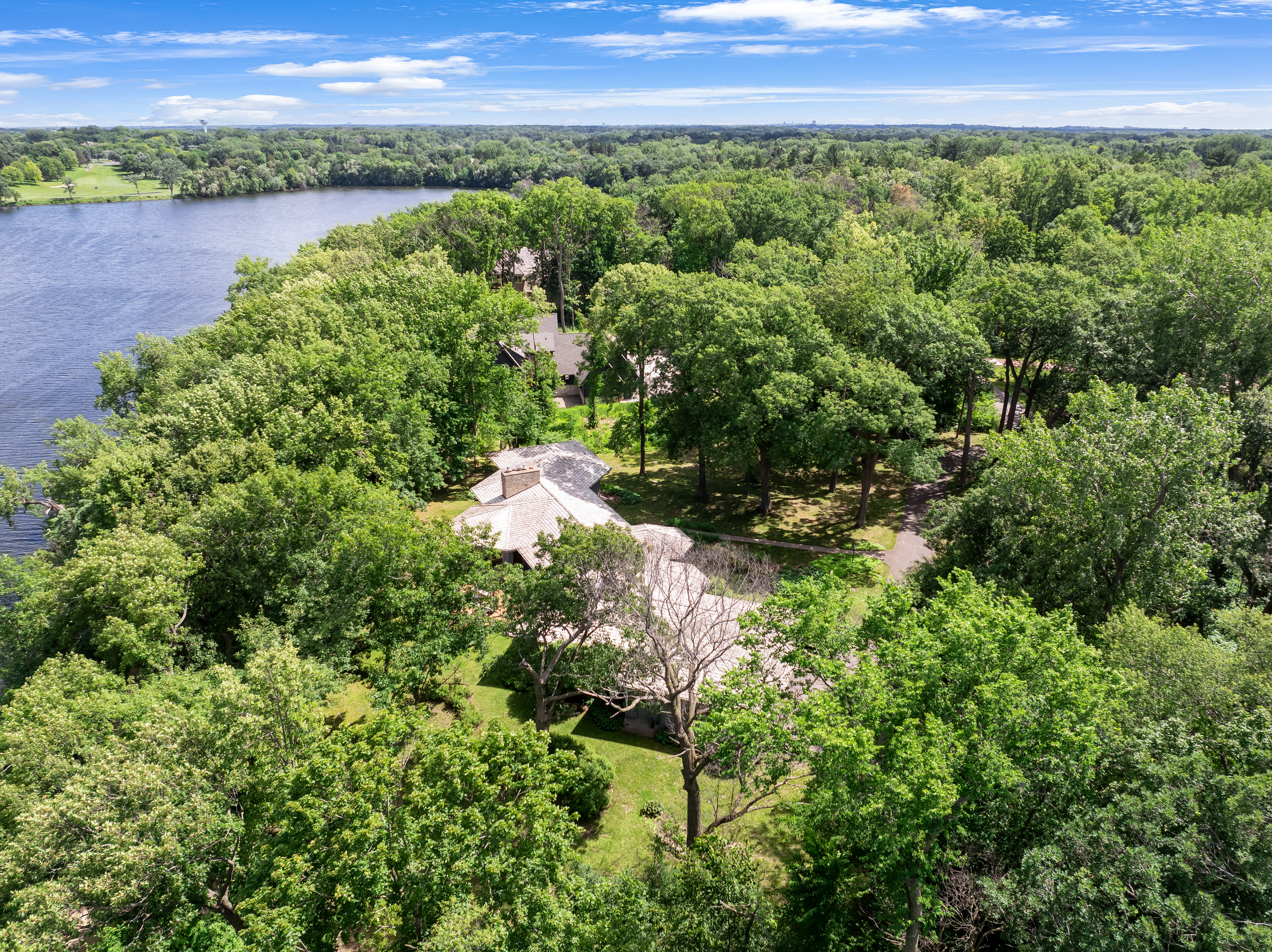 Lakeside Luxury with Timeless Charm and Modern Touches - 物件實景