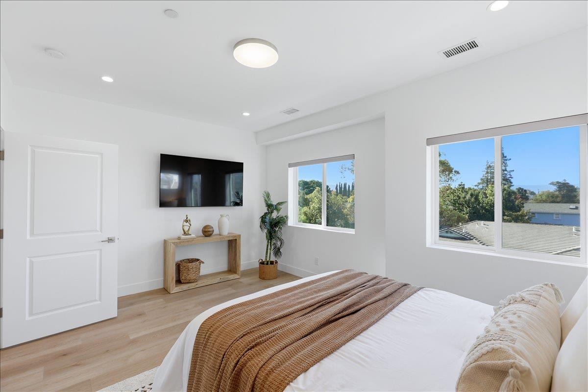 Mountain View, California, 94043, United States, 4 Bedrooms Bedrooms, ,4 BathroomsBathrooms,Residential,For Sale,1989678