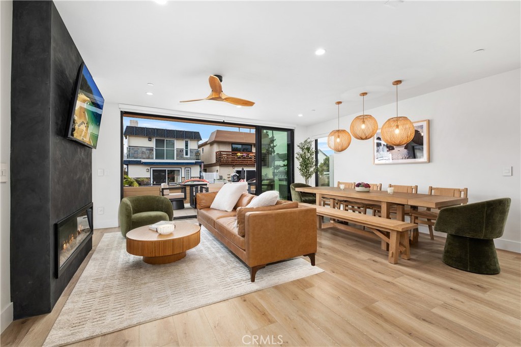 Newport Beach, California, 92663, United States, 5 Bedrooms Bedrooms, ,6 BathroomsBathrooms,Residential,For Sale,1993408