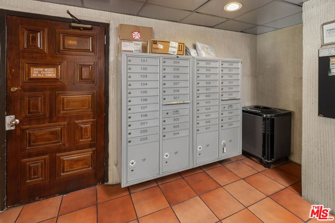 Los Angeles, California, 90068, United States, 2 Bedrooms Bedrooms, ,2 BathroomsBathrooms,Residential,For Sale,1939987