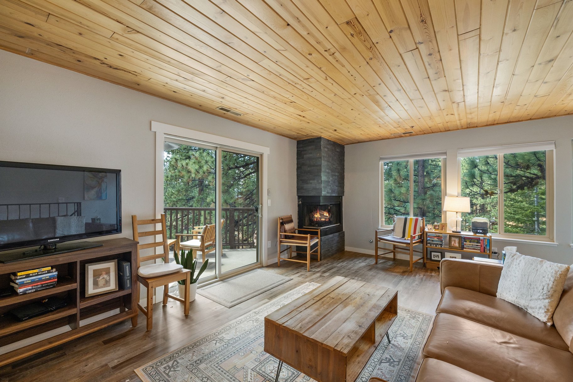  Expansive Nevada-Side Tahoe Retreat in Coveted Lake Village Setting - 物件實景