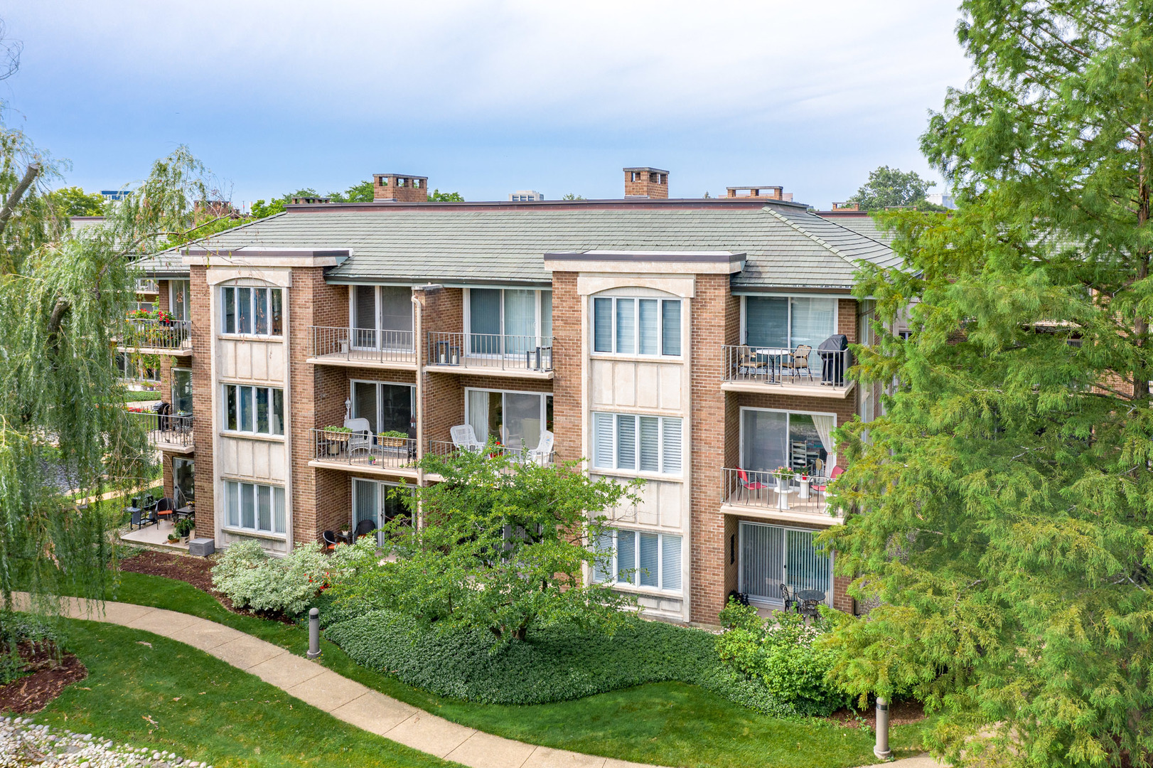 Oak Brook, Illinois, 60523, United States, 2 Bedrooms Bedrooms, ,2 BathroomsBathrooms,Residential,For Sale,1927231