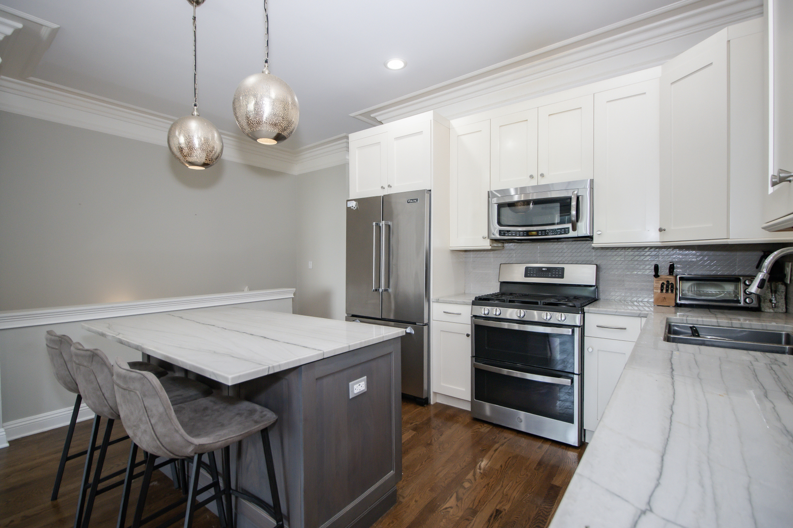 Chicago, Illinois, 60610, United States, 3 Bedrooms Bedrooms, ,3 BathroomsBathrooms,Residential,For Sale,1977363