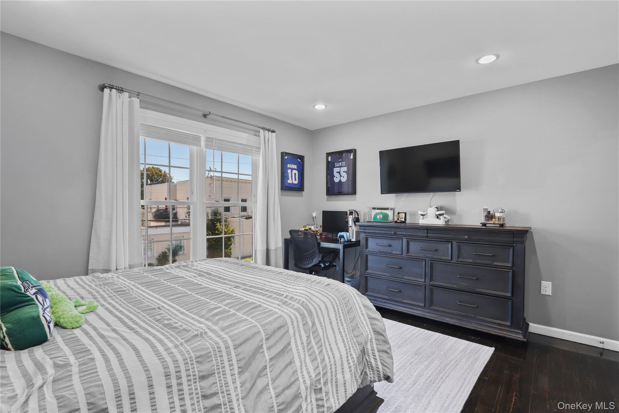 Pleasantville, New York, 10570, United States, 4 Bedrooms Bedrooms, ,3 BathroomsBathrooms,Residential,For Sale,1973864