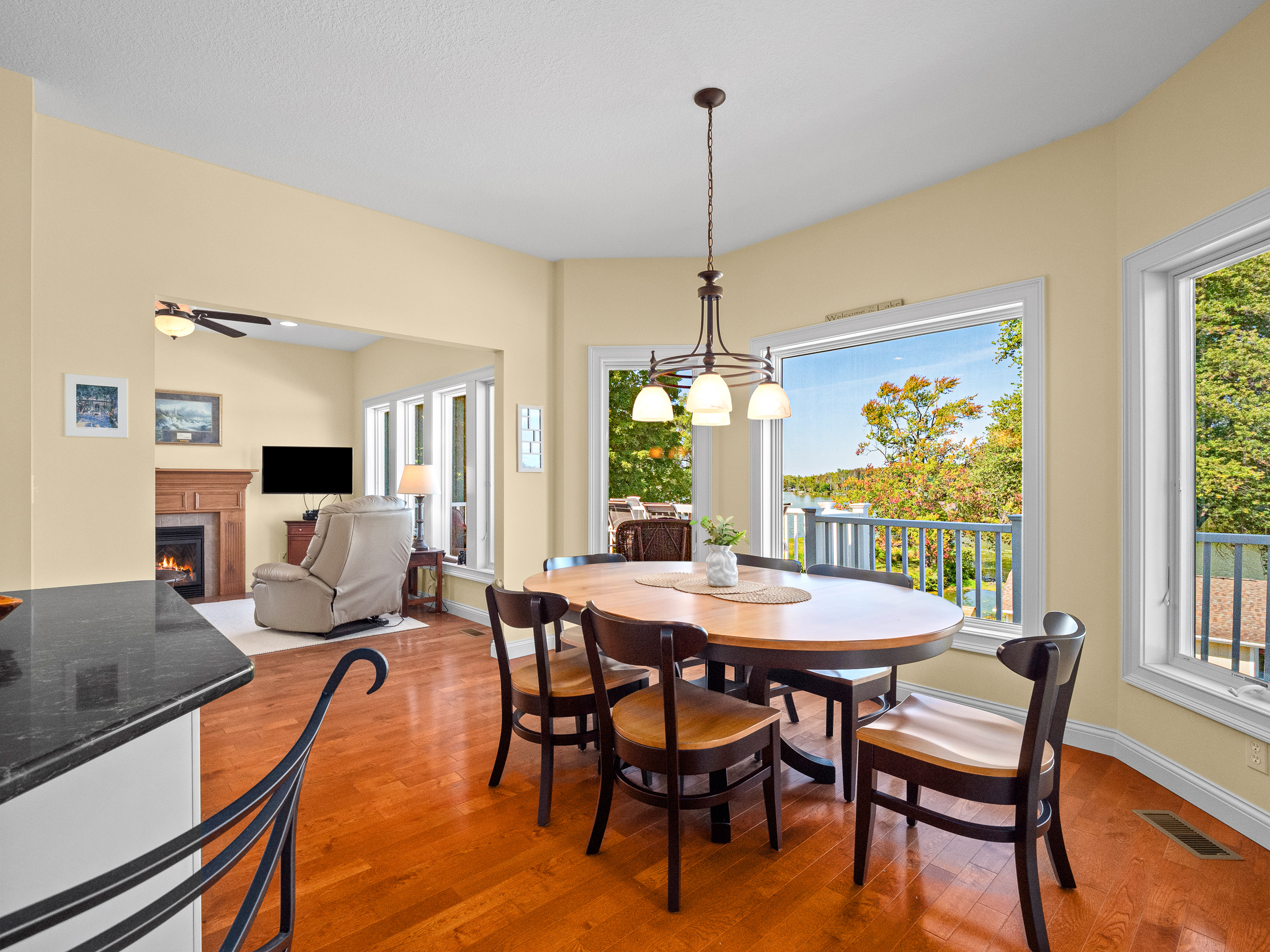  Stunning Updated Ranch with Finished Walk-Out Lower Level - 物件實景