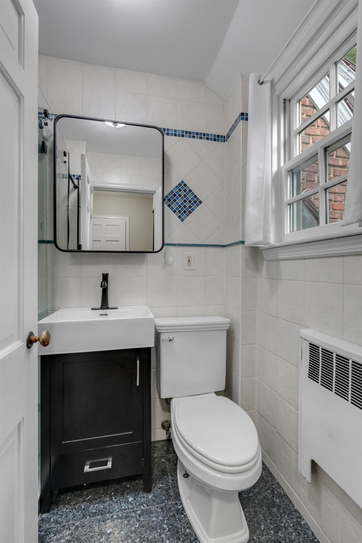  “DETACHED BRICK AND STONE HOME IN FOREST HILLS GARDENS? - 物件實景