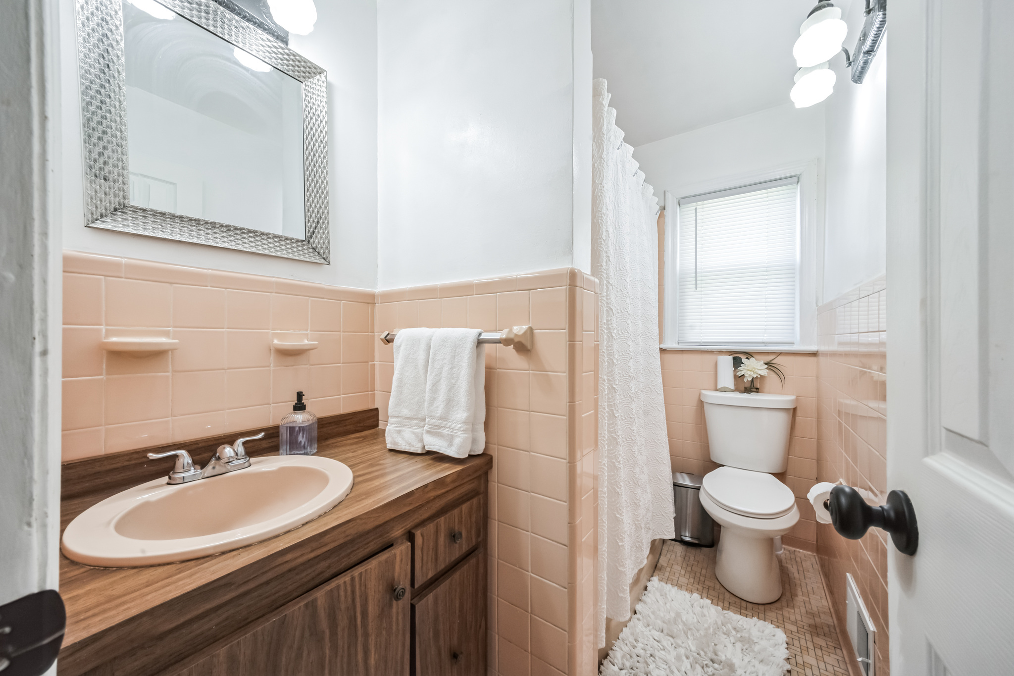 Elmwood Park, New Jersey, 07407, United States, 3 Bedrooms Bedrooms, ,2 BathroomsBathrooms,Residential,For Sale,1982757