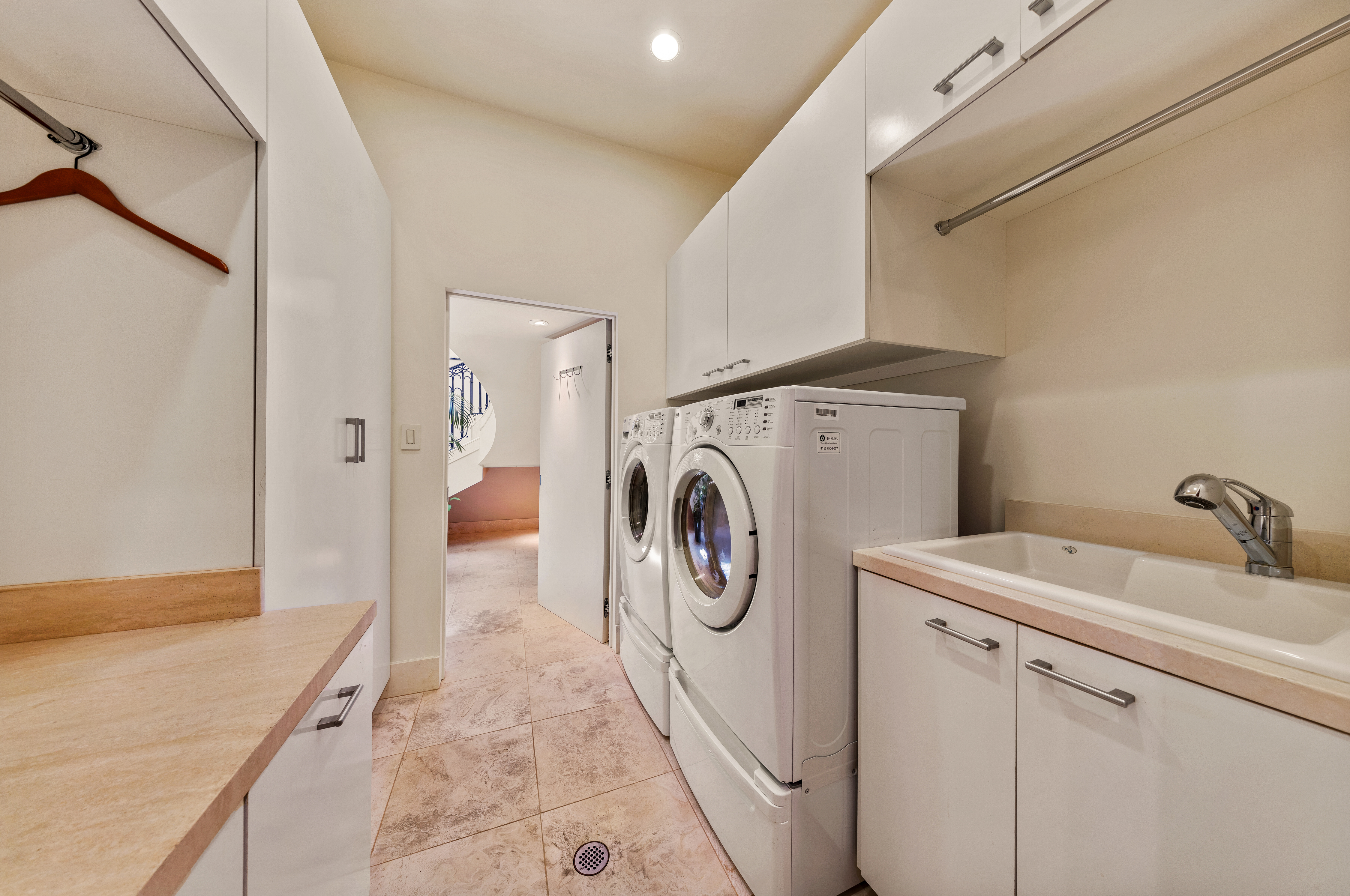  Spectacular Renovated SOMA Home with Rare Museum-Like 7-Car Garage - 物件實景
