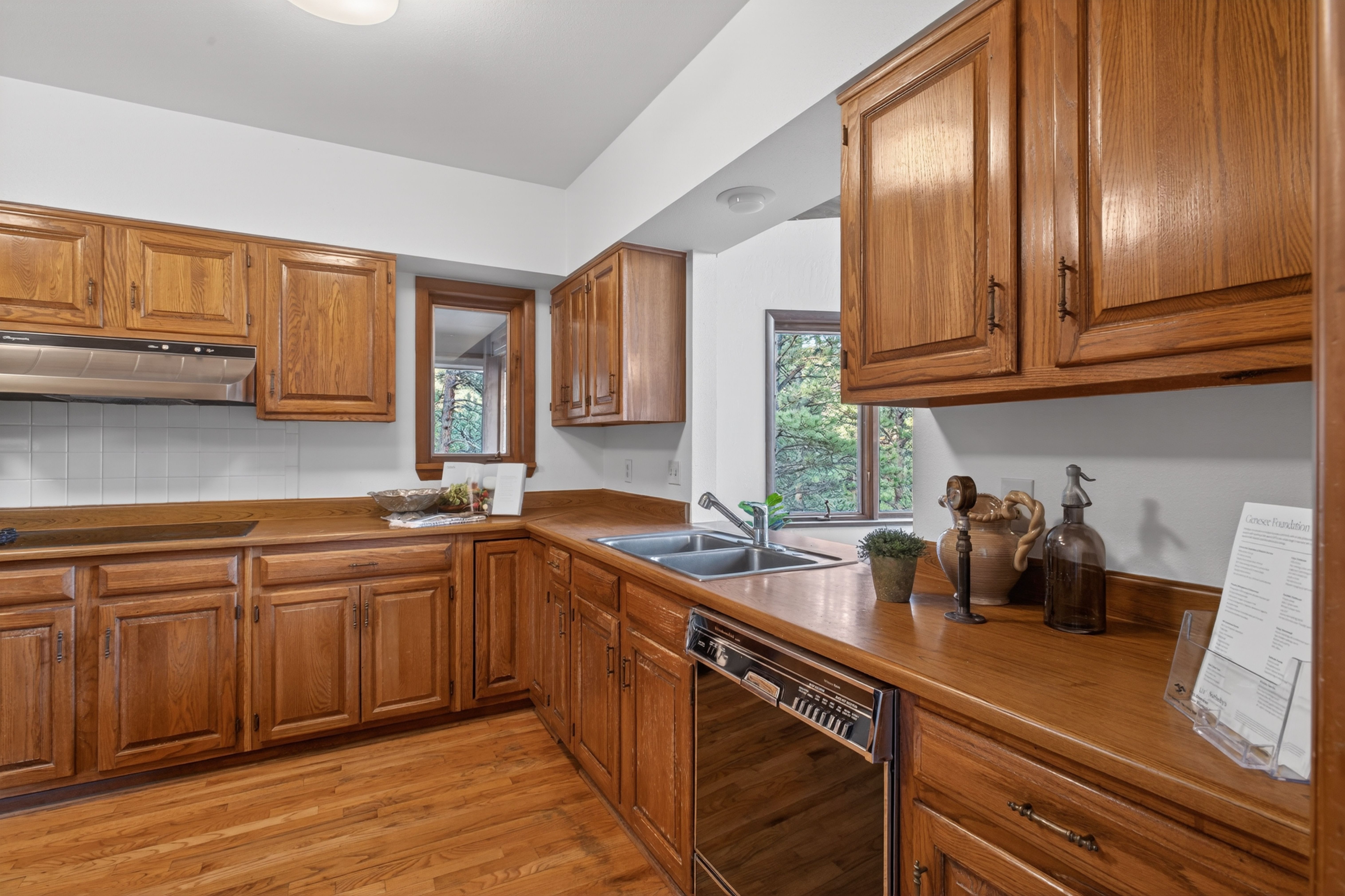  Ranch-style Custom Home on 1.16 Acre Sunny and Treed Lot in Genesee - 物件實景