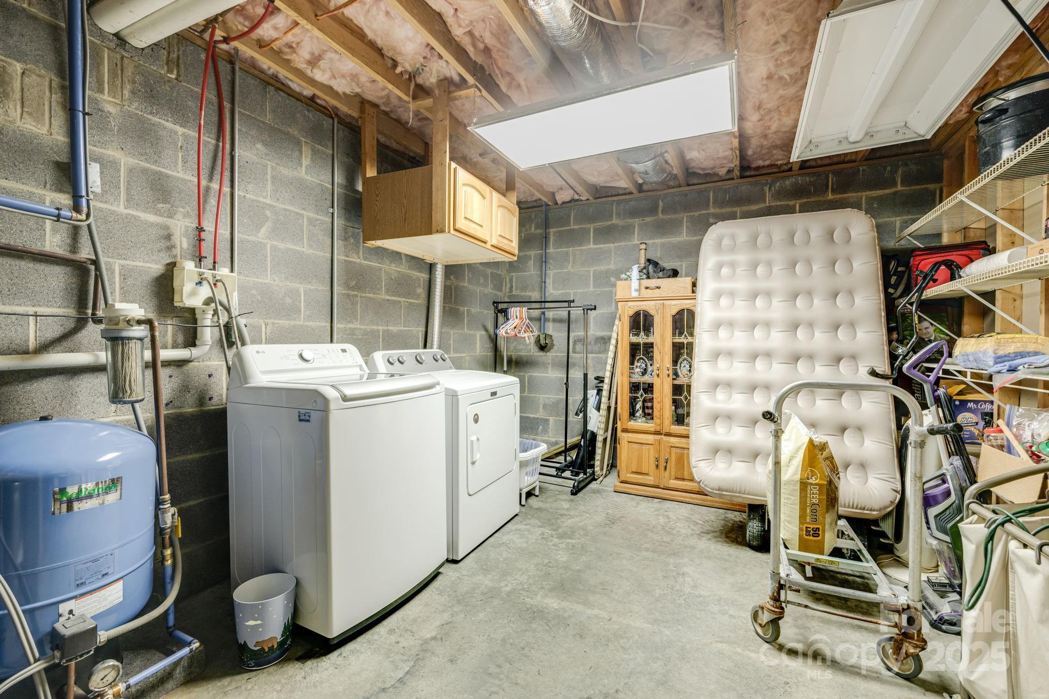 Spruce Pine, North Carolina, 28777, United States, 3 Bedrooms Bedrooms, ,3 BathroomsBathrooms,Residential,For Sale,1991683