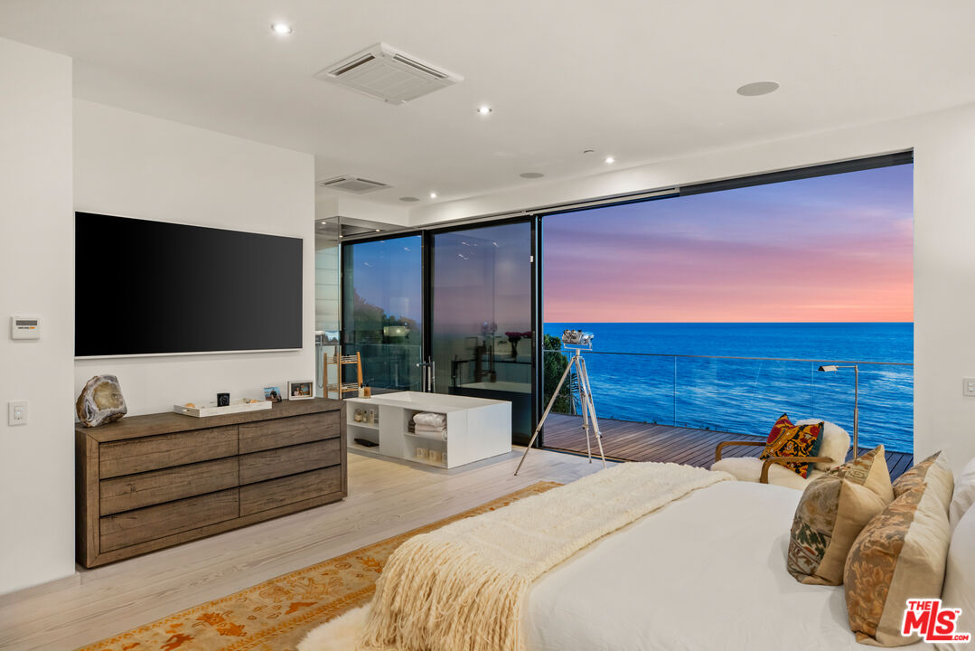 Malibu, California, 90265, United States, 3 Bedrooms Bedrooms, ,4 BathroomsBathrooms,Residential,For Sale,1746173