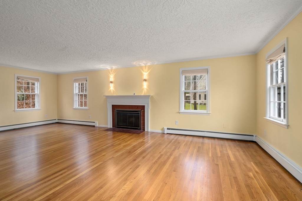 Weston, Massachusetts, 02493, United States, 4 Bedrooms Bedrooms, ,4 BathroomsBathrooms,Residential,For Sale,1947070