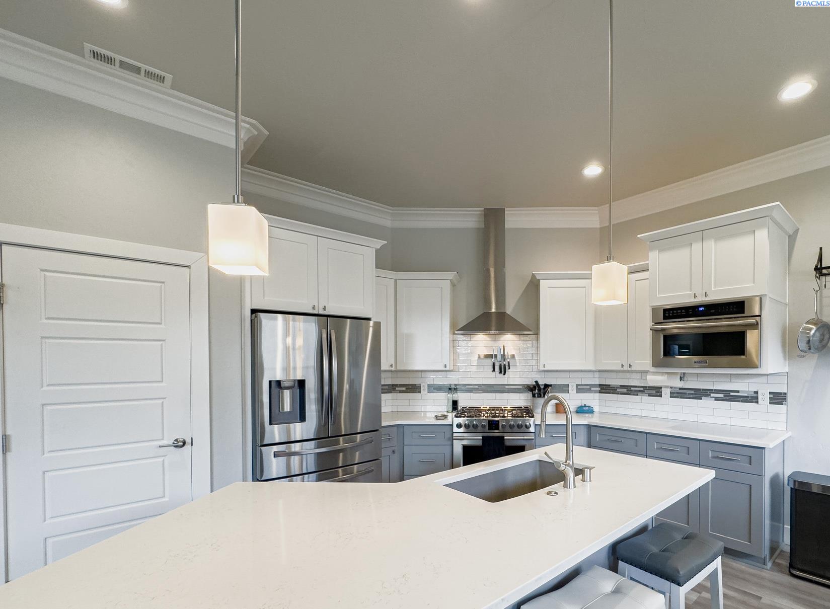 West Richland, Washington, 99353, United States, 5 Bedrooms Bedrooms, ,2 BathroomsBathrooms,Residential,For Sale,1873826