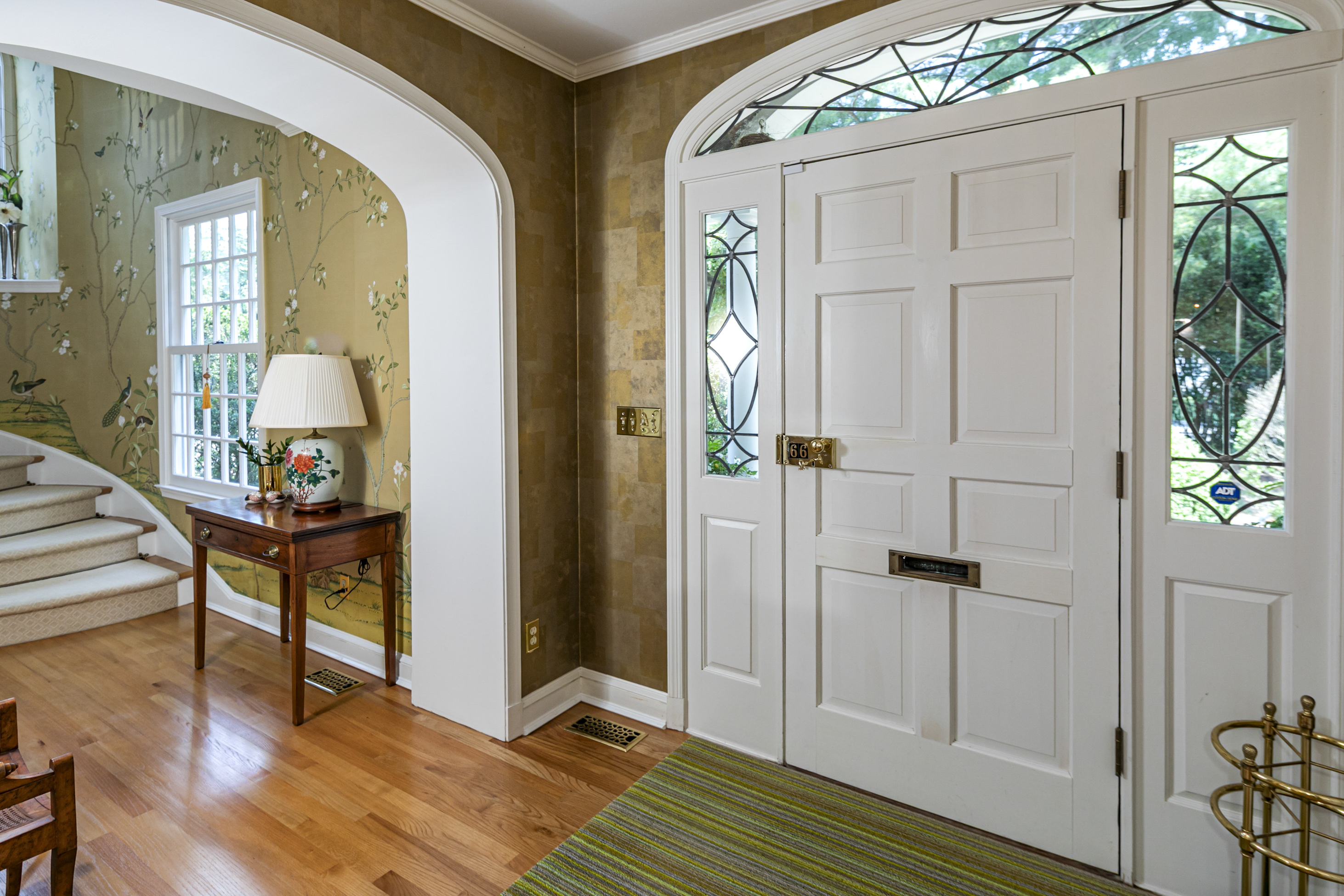  a gated western section home where  european gardens meet storybook style - 物件實景