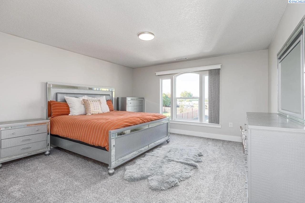 Kennewick, Washington, 99336, United States, 7 Bedrooms Bedrooms, ,7 BathroomsBathrooms,Residential,For Sale,1990805