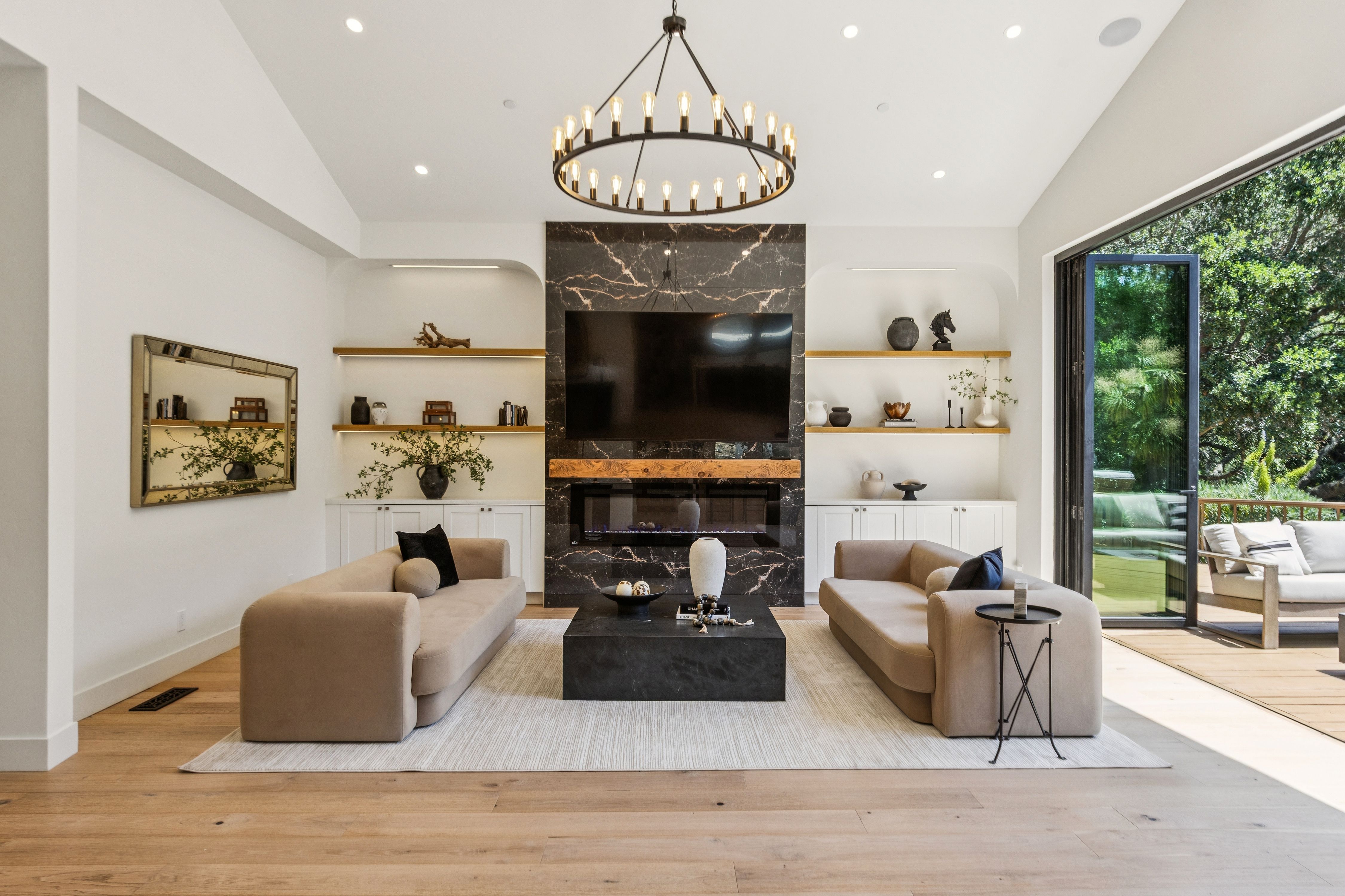  Private Gated Sanctuary With Expansive Outdoor Living - 物件實景