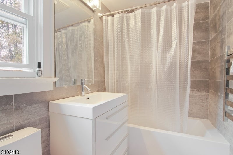 West Orange Twp., New Jersey, 07052, United States, 4 Bedrooms Bedrooms, ,3 BathroomsBathrooms,Residential,For Sale,2005893