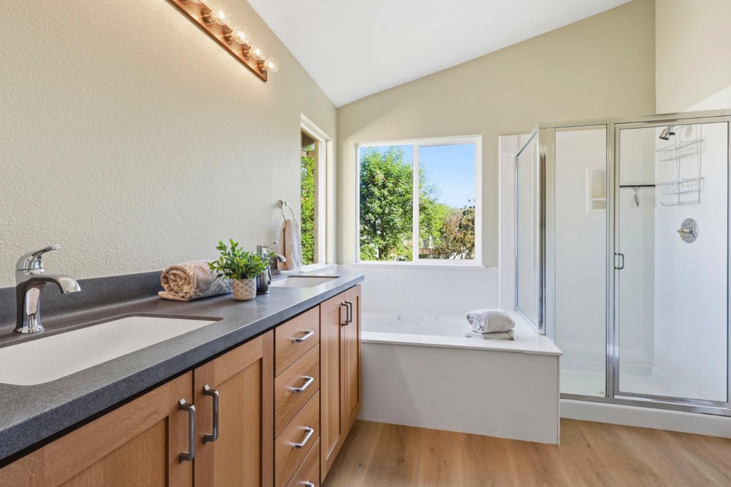 Pacifica, California, 94044, United States, 5 Bedrooms Bedrooms, ,3 BathroomsBathrooms,Residential,For Sale,1989309