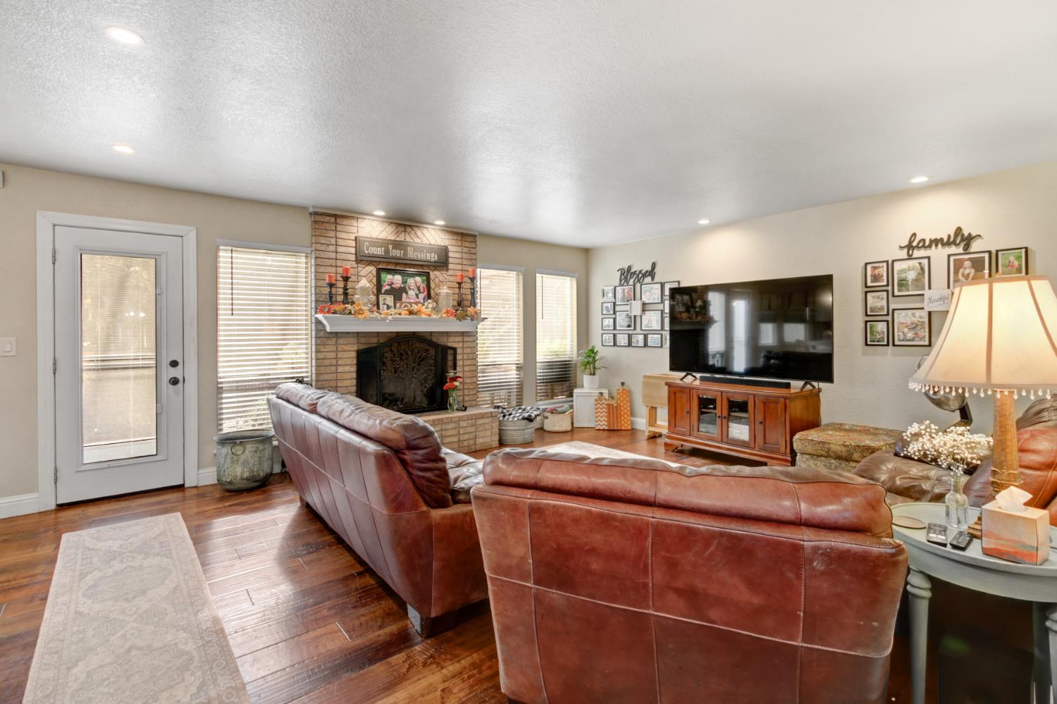 Elk Grove, California, 95624, United States, 4 Bedrooms Bedrooms, ,4 BathroomsBathrooms,Residential,For Sale,1987629