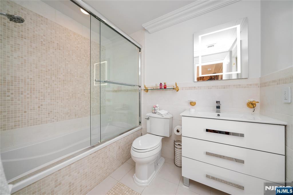 Fort Lee, New Jersey, 07024, United States, 6 Bedrooms Bedrooms, ,7 BathroomsBathrooms,Residential,For Sale,1891733