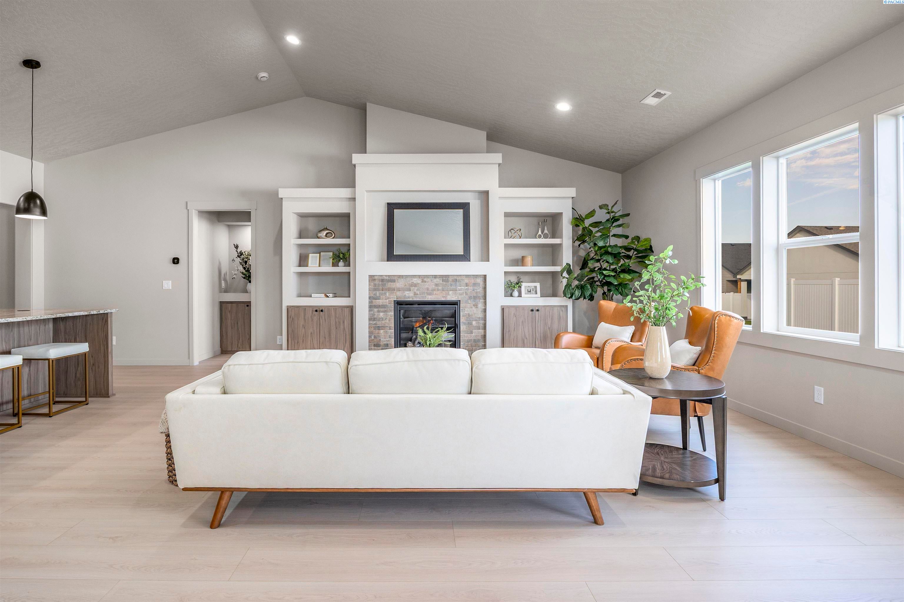 Richland, Washington, 99352, United States, 4 Bedrooms Bedrooms, ,3 BathroomsBathrooms,Residential,For Sale,1980389