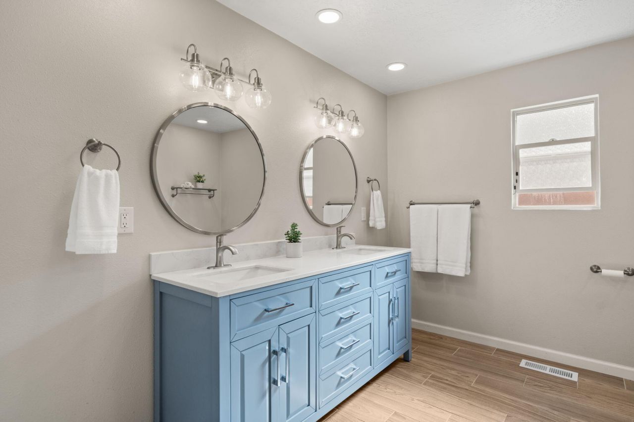 Albuquerque, New Mexico, 87111, United States, 4 Bedrooms Bedrooms, ,3 BathroomsBathrooms,Residential,For Sale,1985317