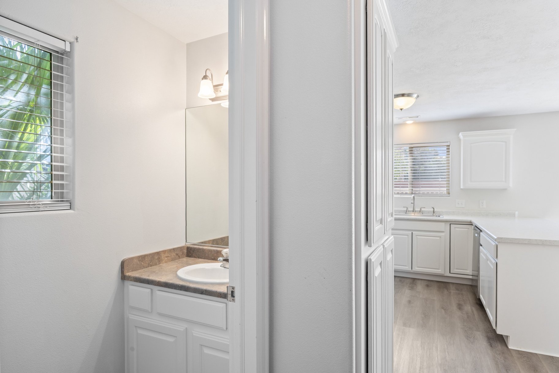  Private End Unit Townhome Near College, Hospital & Shopping – Move-In Ready - 物件實景