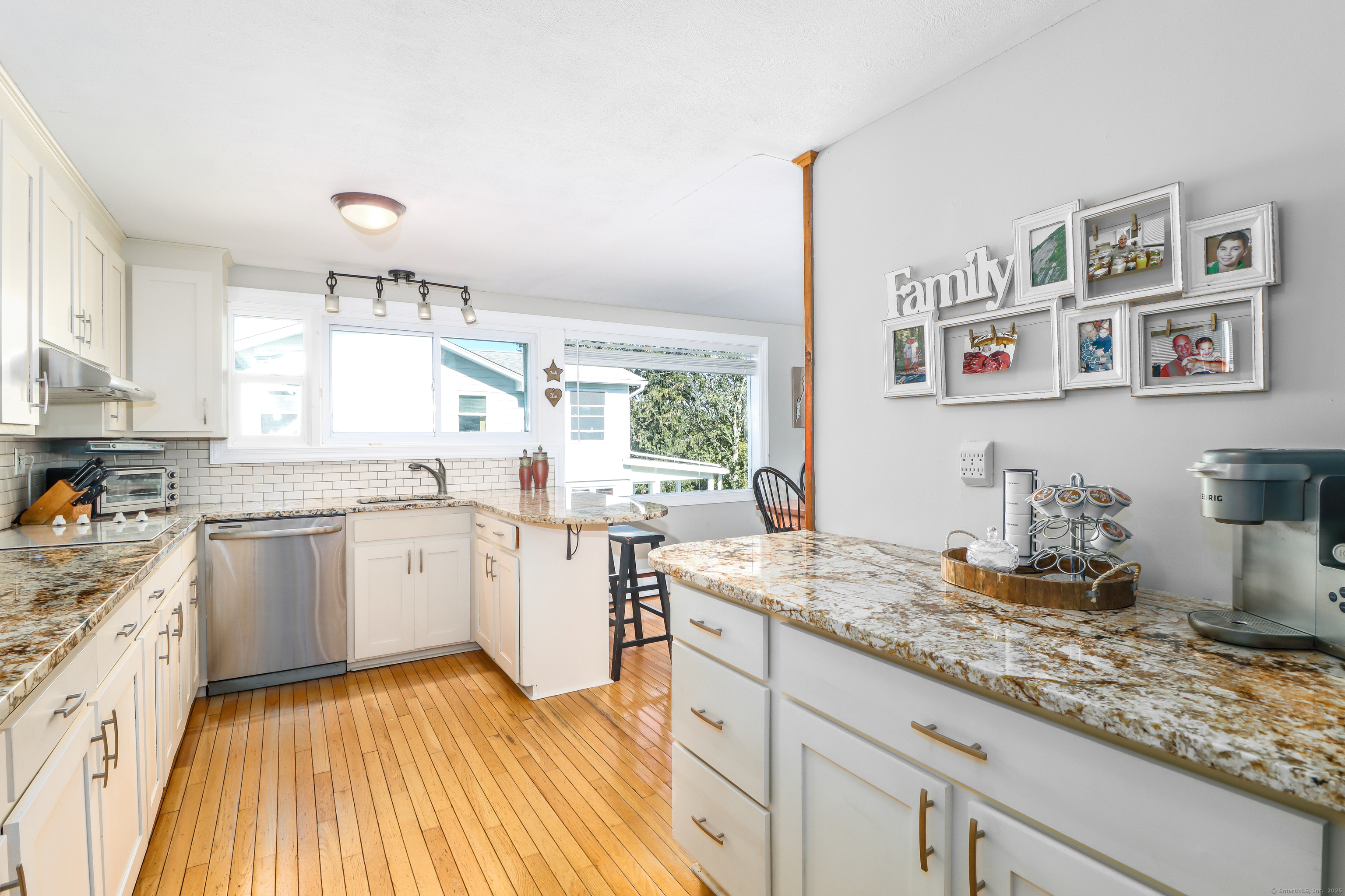 Milford, Connecticut, 06460, United States, 3 Bedrooms Bedrooms, ,2 BathroomsBathrooms,Residential,For Sale,1969052