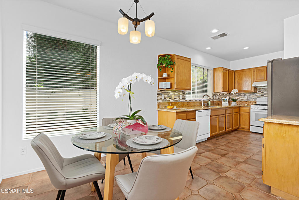 Westlake Village, California, 91362, United States, 2 Bedrooms Bedrooms, ,3 BathroomsBathrooms,Residential,For Sale,1987544