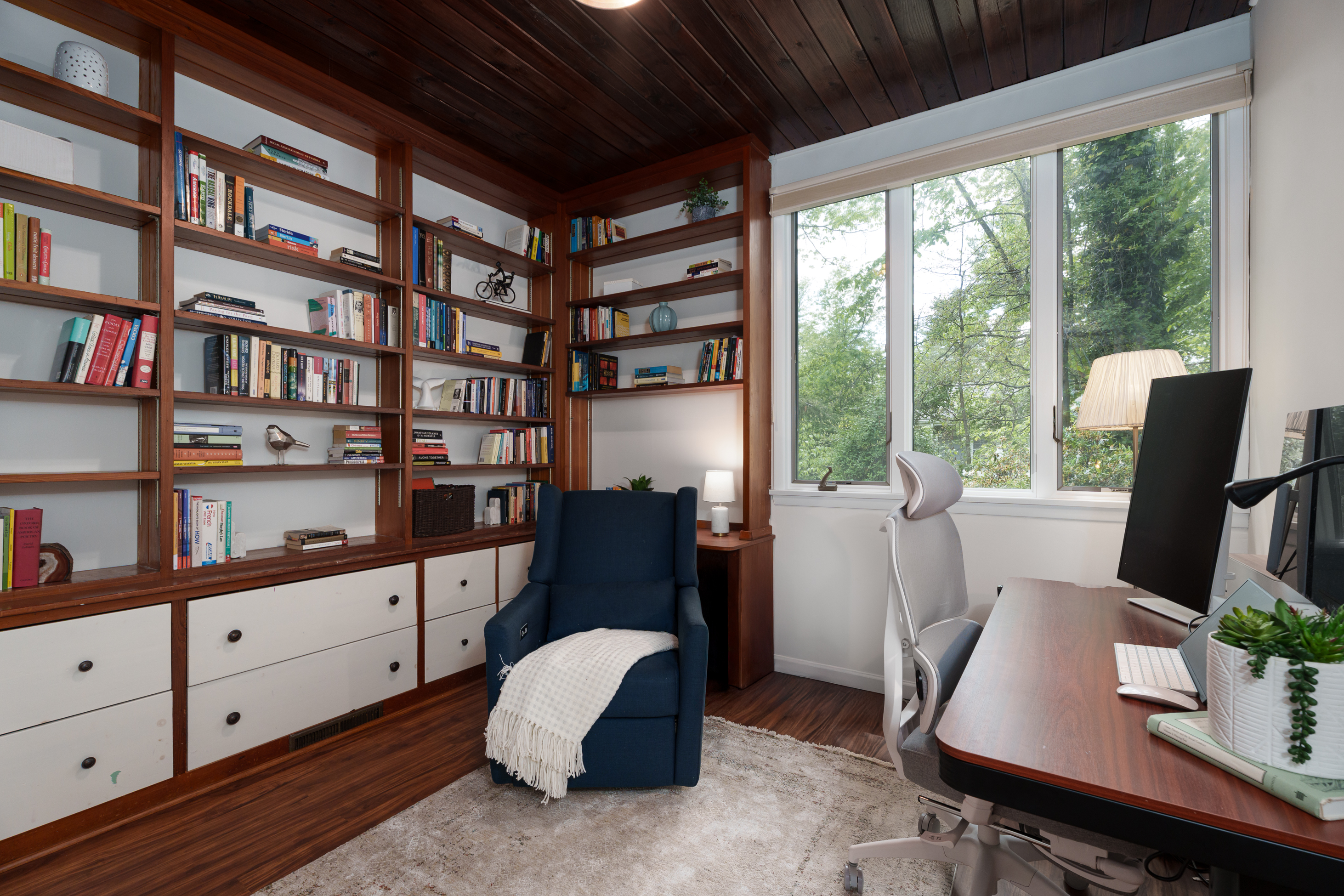  Coveted Western Section Mid-Century Modern Home with an Adaptable Floor Plan - 物件實景