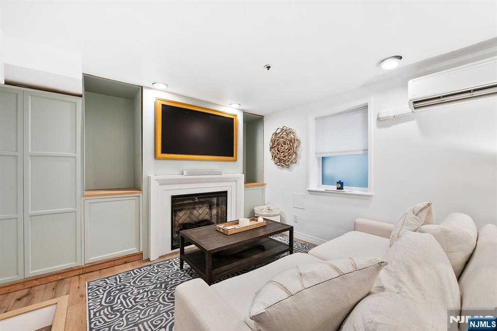 Hoboken, New Jersey, 07030, United States, 1 Bedroom Bedrooms, ,2 BathroomsBathrooms,Residential,For Sale,1987541